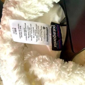 Patagonia Girls White light coat super cute to accent jeans or to dress up.